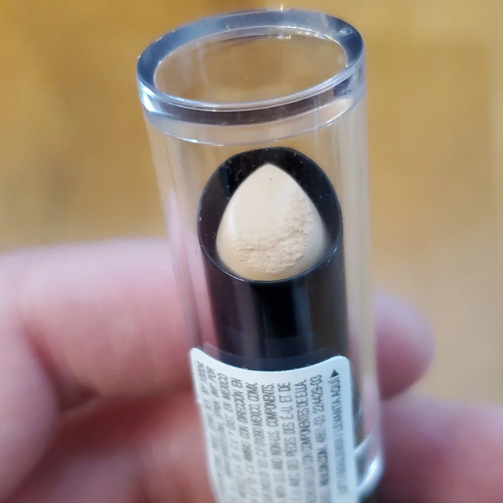 Revlon photoready concealer in light medium‎